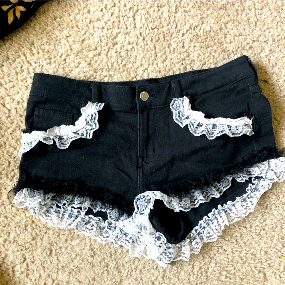 cute. dark. lolita, black, size 6, low waisted shorts!!